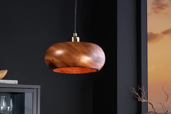 Designová moderní závěsná lampa Fani z akáciového dřeva v hnědé barvě se zaobleným stínítkem s detaily ve zlaté barvě 135 cm
