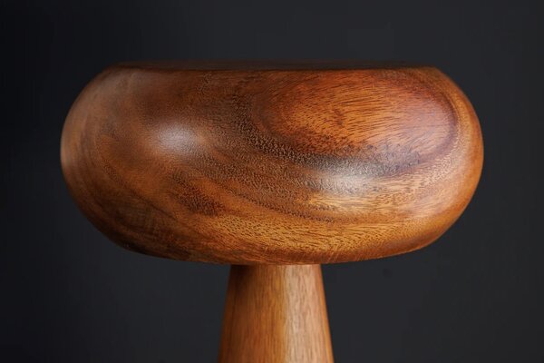 Designová kulatá masivní stolní lampa Fungi z akáciového dřeva v hnědé barvě s oblým stínítkem a kuželovou podstavou 37 cm