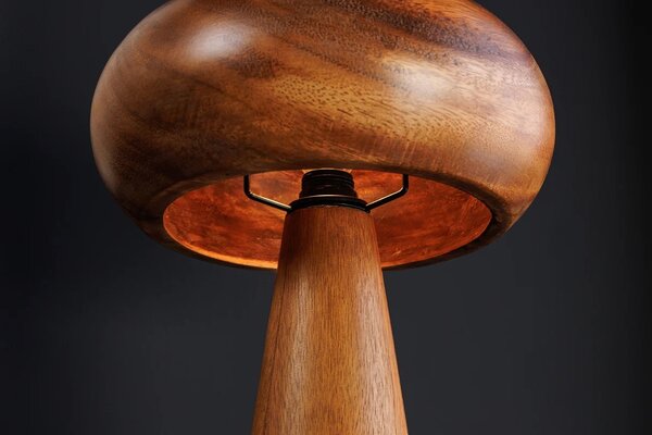 Designová kulatá masivní stolní lampa Fungi z akáciového dřeva v hnědé barvě s oblým stínítkem a kuželovou podstavou 37 cm