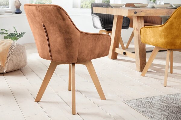 Moderní designová otočná jídelní židle Caballet s opěrkami na ruce s hnědým sametovým potahem a bukovýma nohama 62 cm