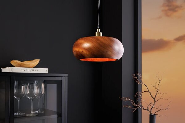 Designová moderní závěsná lampa Fani z akáciového dřeva v hnědé barvě se zaobleným stínítkem s detaily ve zlaté barvě 135 cm