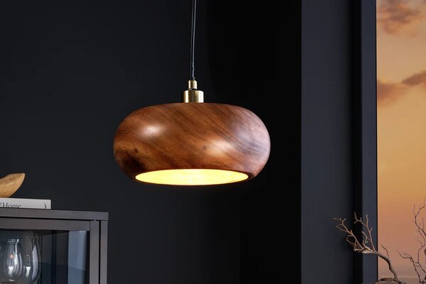 Designová moderní závěsná lampa Fani z akáciového dřeva v hnědé barvě se zaobleným stínítkem s detaily ve zlaté barvě 135 cm