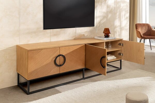 Moderní art deco TV stolek Arkline ve světlém hnědém dubovém provedení se čtyřmi dvířky s diagonálním vzorem 180 cm