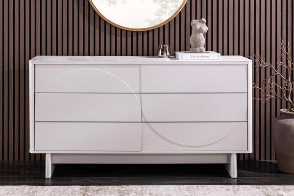 Designová art deco bílá komoda Savonia s mramorovou deskou a šesti šuplíky s minimalistickým reliéfem vlny 150 cm