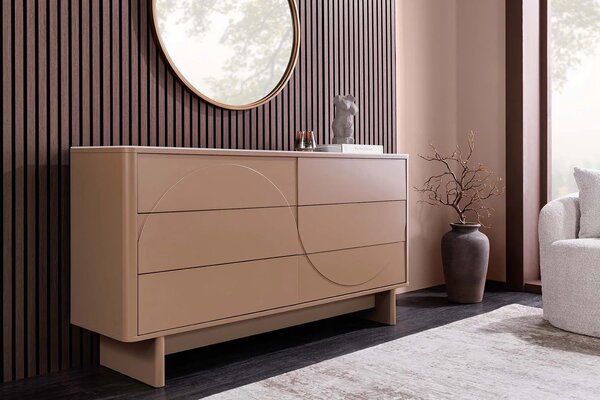 Designová moderní komoda Savonia se šesti šuplíky ve světle hnědé barvě s minimalistickým geometrickým reliéfem 150 cm