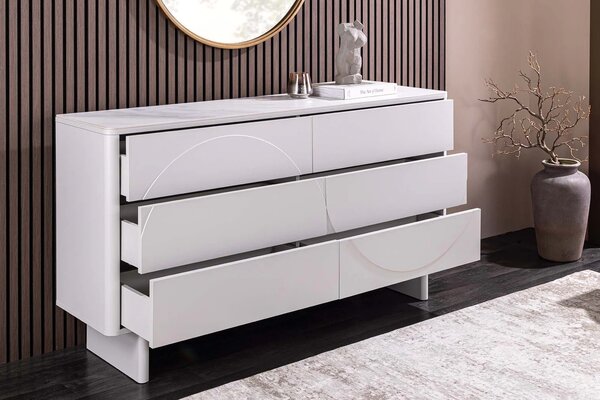Designová art deco bílá komoda Savonia s mramorovou deskou a šesti šuplíky s minimalistickým reliéfem vlny 150 cm