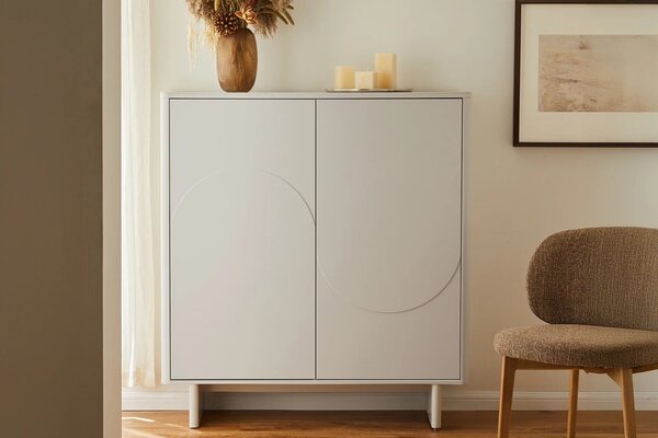 Moderní bílá barová skříňka Savonia s dvojitými dvířky s geometrickým designem vlny a mramorovou deskou 131 cm