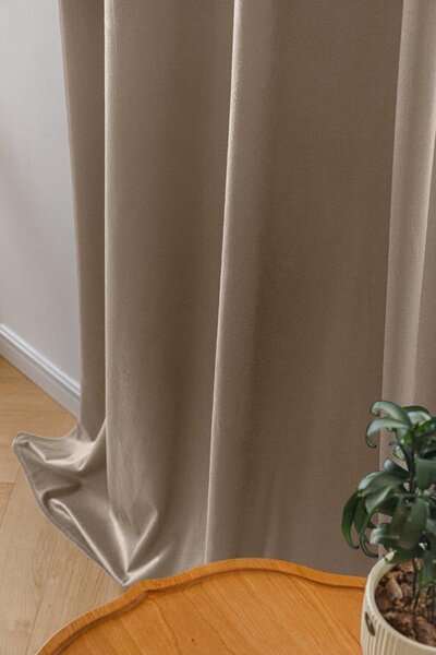 Béžový zatemňovací závěs VELVET 140x270 cm Zavěšení: Řasící páska