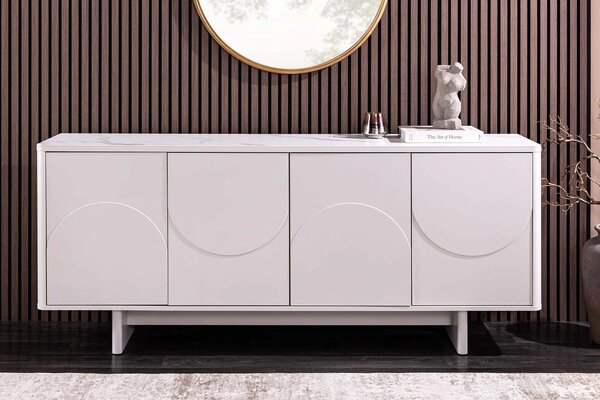 Art deco obdélníkový čtyřdveřový bílý příborník Savonia s 3D reliéfem a mramorovou bílou deskou 180 cm