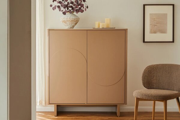 Designová art deco barová skříňka Savonia s dvojitými dvířky s geometrickým reliéfem vlny v hnědé barvě 131 cm