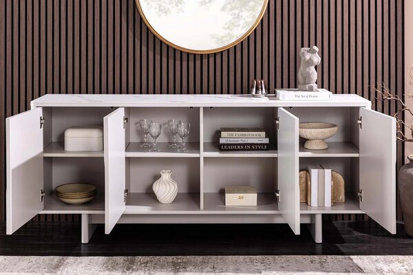 Art deco obdélníkový čtyřdveřový bílý příborník Savonia s 3D reliéfem a mramorovou bílou deskou 180 cm