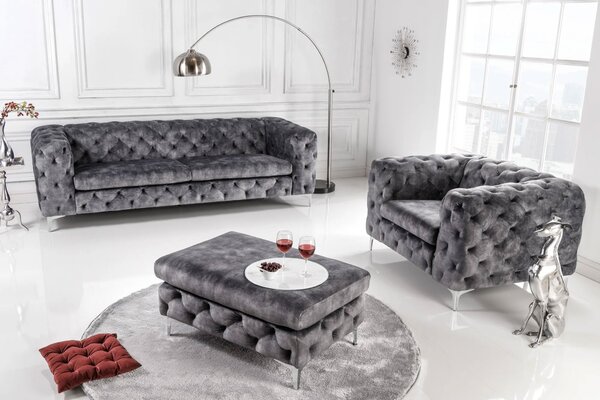 Designové chesterfield křeslo Modern Barock v tmavě šedé barvě se sametovým potahem a stříbrnými nožičkami z kovu 120 cm
