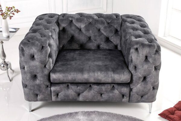 Designové chesterfield křeslo Modern Barock v tmavě šedé barvě se sametovým potahem a stříbrnými nožičkami z kovu 120 cm