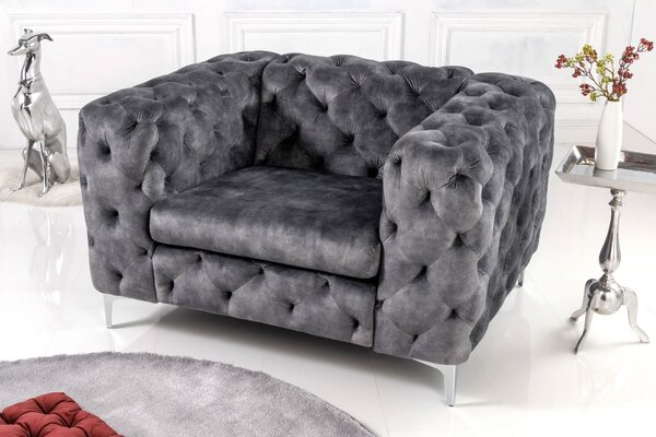 Designové chesterfield křeslo Modern Barock v tmavě šedé barvě se sametovým potahem a stříbrnými nožičkami z kovu 120 cm