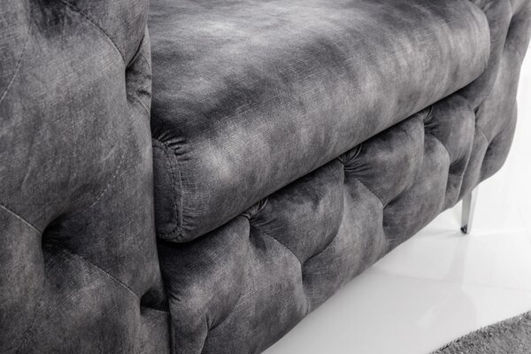 Designové chesterfield křeslo Modern Barock v tmavě šedé barvě se sametovým potahem a stříbrnými nožičkami z kovu 120 cm