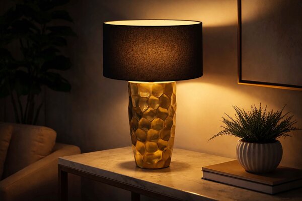 Moderní art-deco stolní lampa Almina se zlatým kovovým podstavcem s kladívkovým efektem a černým textilním stínítkem 53 cm