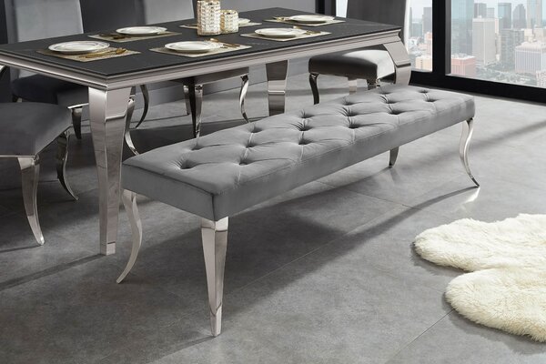 Moderní glamour lavice Modern Barock s šedým sametovým potahem s chesterfield prošíváním se stříbrným kovovým nohama 170 cm
