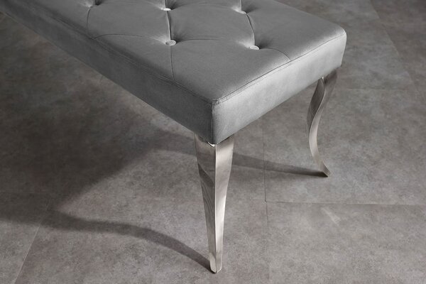Moderní glamour lavice Modern Barock s šedým sametovým potahem s chesterfield prošíváním se stříbrným kovovým nohama 170 cm