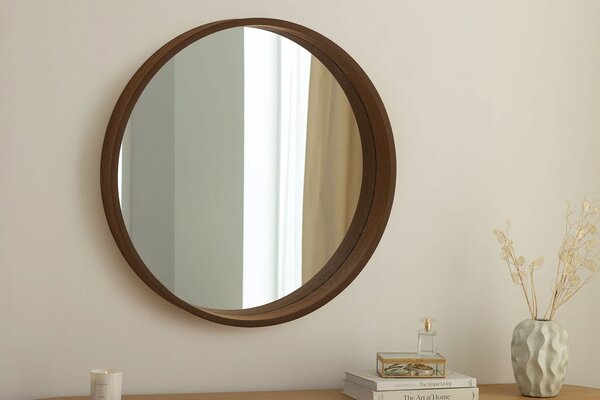 Moderní designové kulaté závěsné zrcadlo Auri s vysokým ořechovým hnědým dřevěným rámem 70 cm