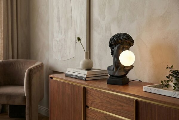 Designová moderní stolní lampa Antica v černé barvě ve tvaru busty Davida s bílým kulatým stínítkem 29 cm