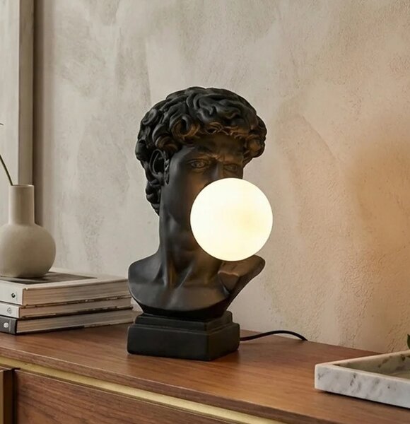 Designová moderní stolní lampa Antica v černé barvě ve tvaru busty Davida s bílým kulatým stínítkem 29 cm