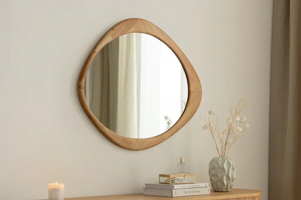 Moderní oválné nástěnné designové zrcadlo Auri s rámem organického tvaru ve světle hnědé dubové barvě 89 cm