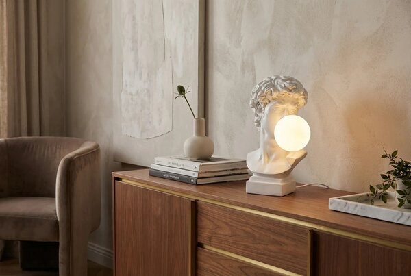 Designová moderní stolní lampa Antica ve tvaru busty Davida v bílé barvě s kulatým stínítkem 29 cm