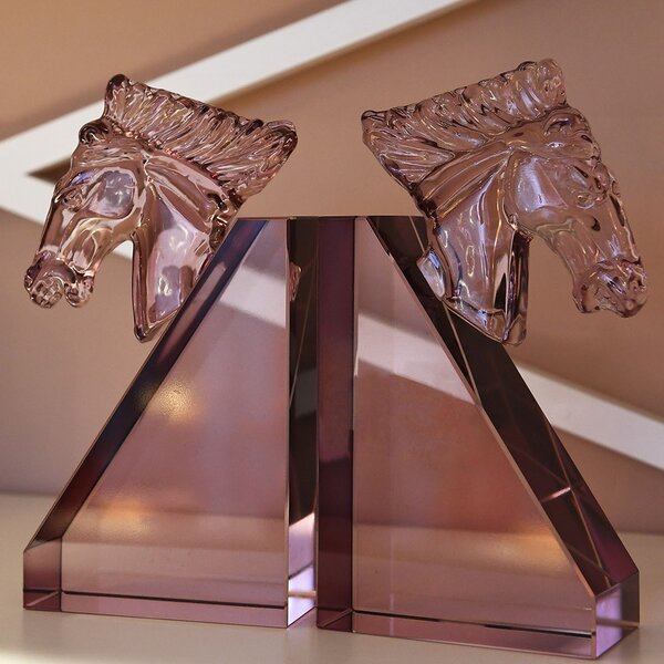 Designové zarážky na knihy Horse Crystal z růžového křišťálového skla s vymodelovanou hlavou koně a geometrickou podstavou 21 cm
