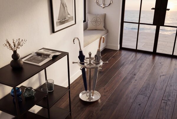 Designový koloniální stojan na deštníky Sail z kovu ve stříbrné barvě s motivem lodního kormidla 63 cm