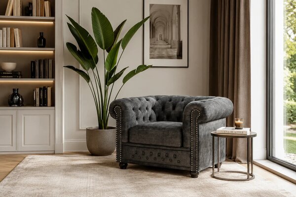 Designové šedé křeslo Chesterfield se sametovým potahem s prošíváním s kulatými knoflíky a zarolovanou opěrkou 109 cm