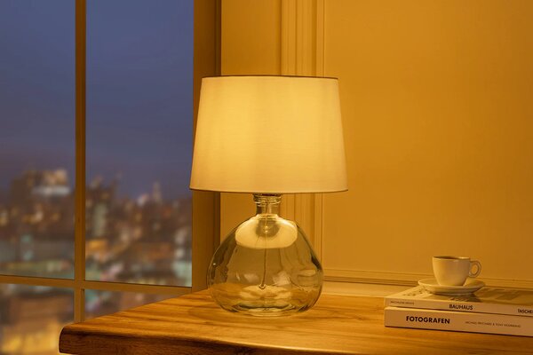Moderní skleněná stolní lampa Glassy s asymetrickou transparentní nohou a bílým textilním stínítkem 42 cm