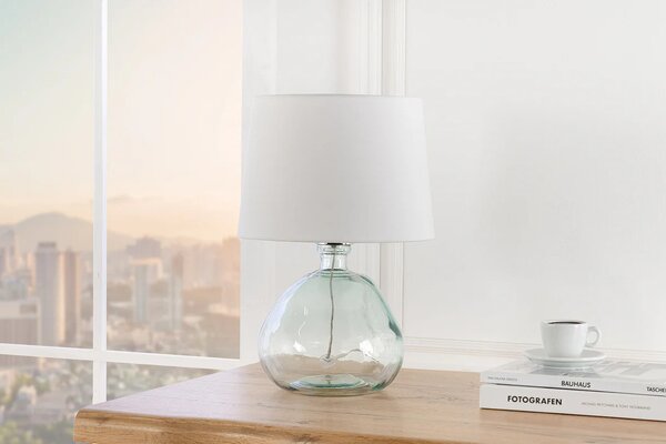 Moderní skleněná stolní lampa Glassy s asymetrickou transparentní nohou a bílým textilním stínítkem 42 cm