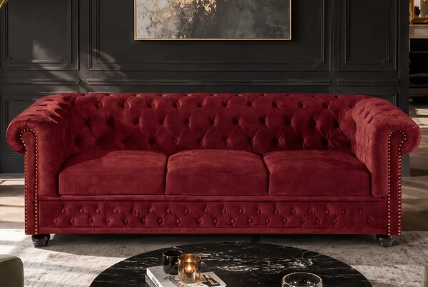 Designová chesterfield třímístná sedačka Maya s červeným sametovým potahem s prošíváním s knoflíky 205 cm