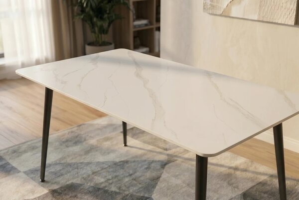 Moderní keramický jídelní stůl Ceramia Blanca s bílou obdélníkovou deskou s šedým mramorováním a černýma nohama 140 cm