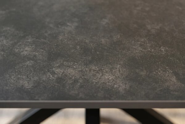 Industriální černý jídelní stůl Ceramia Gris s obdélníkovou deskou s šedým mramorovým vzorem a zkříženýma nohama 160 cm