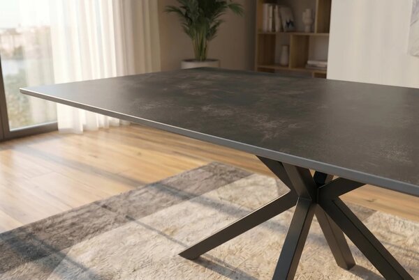 Industriální černý jídelní stůl Ceramia Gris s obdélníkovou deskou s šedým mramorovým vzorem a zkříženýma nohama 160 cm