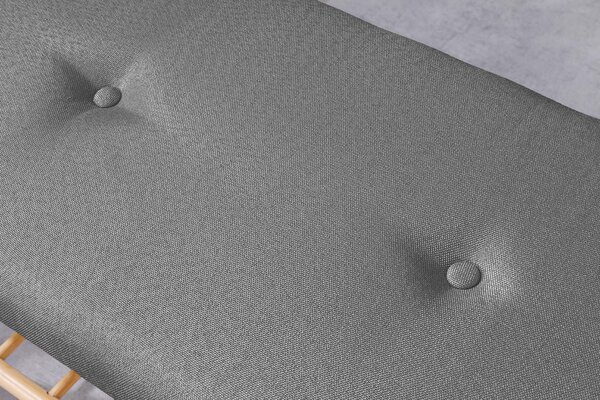 Designová skandinávska lavice Bobby s šedým čalouněným sedadlem a světlou hnědou bambusovou konstrukcí s policí 90 cm