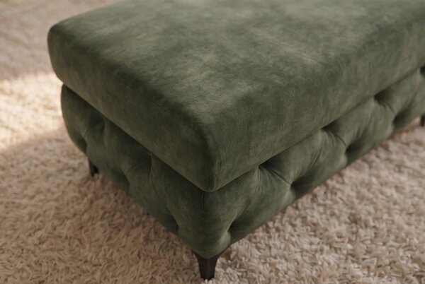 Moderní glamour obdélníková taburetka Modern Barock se zeleným sametovým potahem a chesterfield prošíváním na nožičkách 95 cm