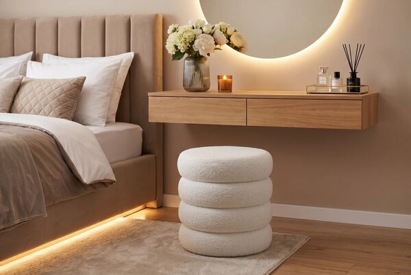 Art deco buklé kulatá taburetka Eliana v bílé barvě s úložným prostorem a horizontálním prošíváním 41 cm