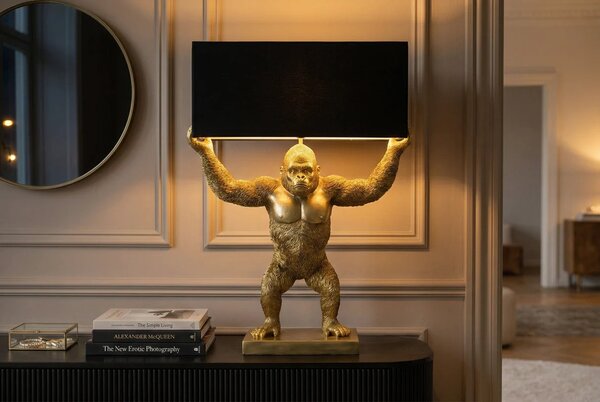 Designová glamour stolní lampa Tierra Glam se zlatou podstavou ve tvaru stojící opice s černým obdélníkovým stínítkem 65 cm