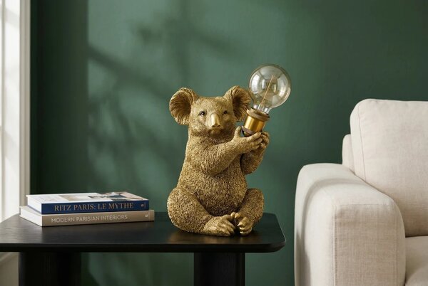 Designová glamour stolní lampa Tierra Glam ve zlaté barvě v podobě sedící koaly držící kulaté skleněné stínítko 34 cm