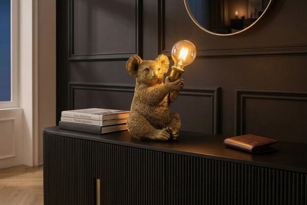 Designová glamour stolní lampa Tierra Glam ve zlaté barvě v podobě sedící koaly držící kulaté skleněné stínítko 34 cm