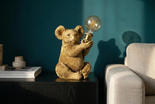 Designová glamour stolní lampa Tierra Glam ve zlaté barvě v podobě sedící koaly držící kulaté skleněné stínítko 34 cm