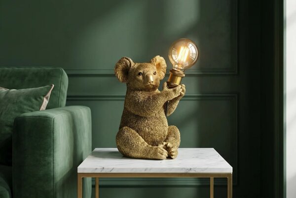 Designová glamour stolní lampa Tierra Glam ve zlaté barvě v podobě sedící koaly držící kulaté skleněné stínítko 34 cm