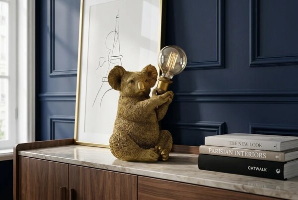 Designová glamour stolní lampa Tierra Glam ve zlaté barvě v podobě sedící koaly držící kulaté skleněné stínítko 34 cm