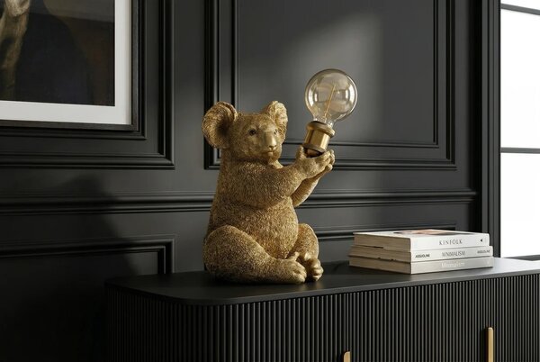 Designová glamour stolní lampa Tierra Glam ve zlaté barvě v podobě sedící koaly držící kulaté skleněné stínítko 34 cm