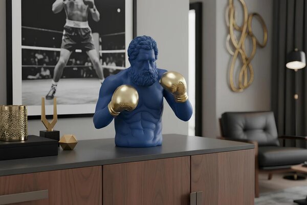 Designová glamour socha Zeus s motivem antické figury v boxerské póze v královské modré barvě se zlatými rukavicemi 47 cm
