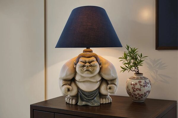 Designová stolní lampa Pop Atelier s černým stínítkem a figurou sumo bojovníka v hnědé a béžové barvě v pop art stylu 49 cm