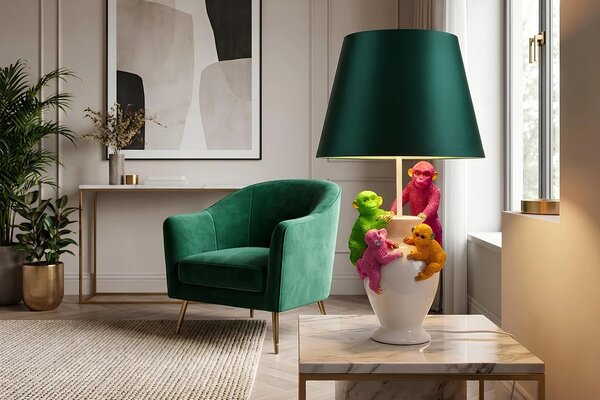 Designová stolní lampa Tierra Glam se zeleným textilním stínítkem a bílou podstavou s barevnými figurami opic 55 cm