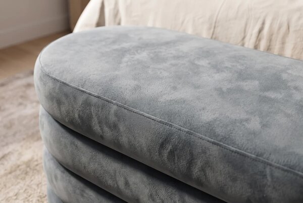 Moderní art deco lavice Eliana oválného tvaru s šedým sametovým potahem s lineárním prošíváním a úložným prostorem 85 cm